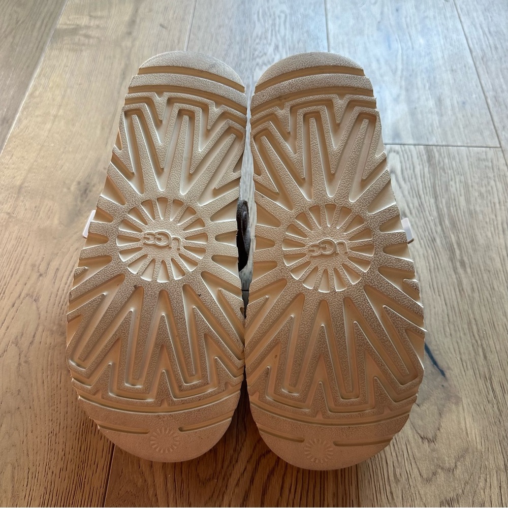 UGG Goldenstar Clogs in Sand - Picture 8 of 9